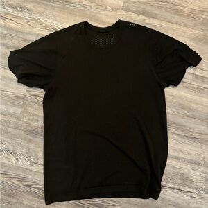 Men’s lululemon MVT metal vent tech, size medium, no snags or holes.